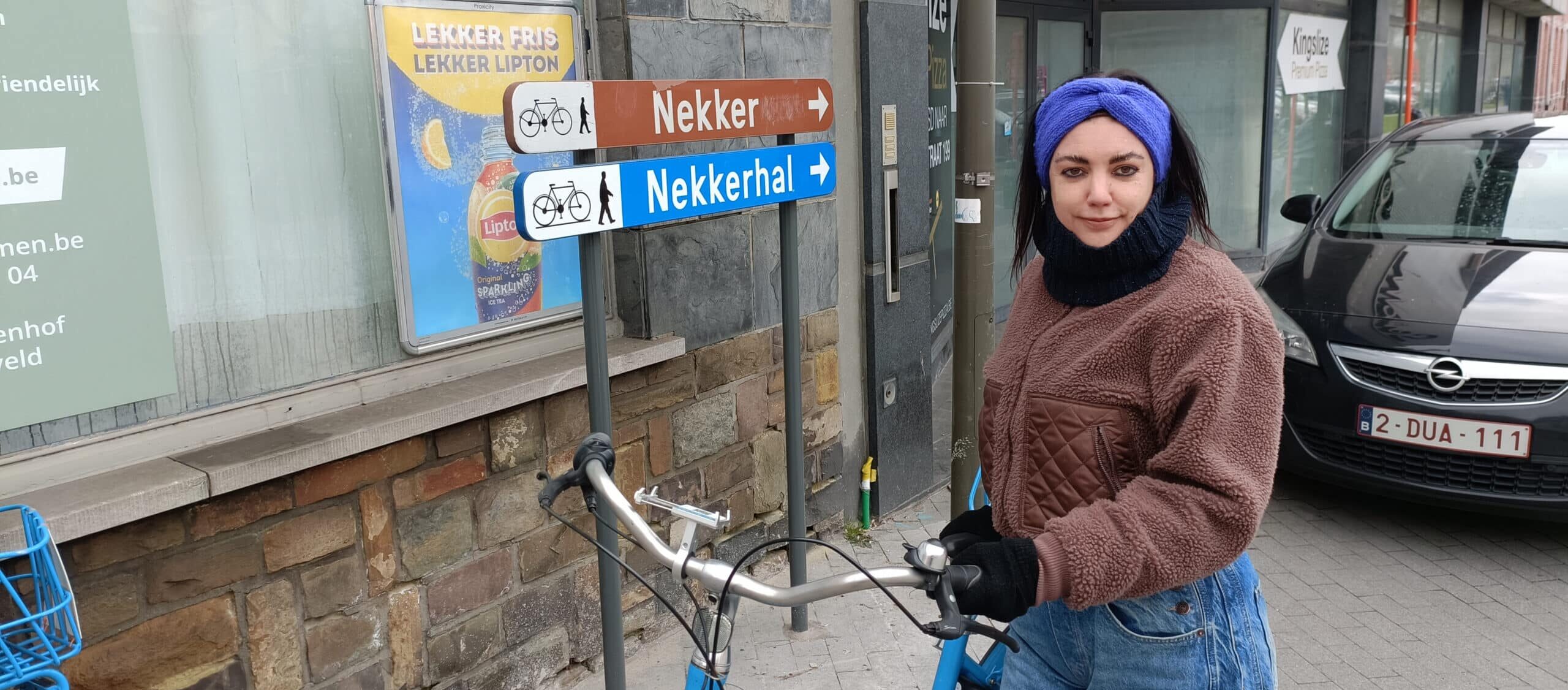 Wegwijzers voor voetgangers en fietsers naar de Nekker